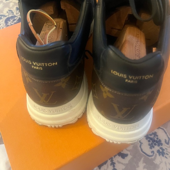 Beautiful Louis Vuitton Racer Sneakers size 8 LV 9US great condition with style. - Picture 3 of 16